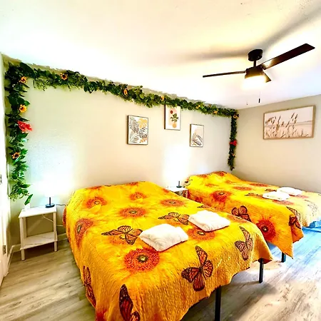 Fun-Filled Retreat Near Six Flags For 15 People Apartment